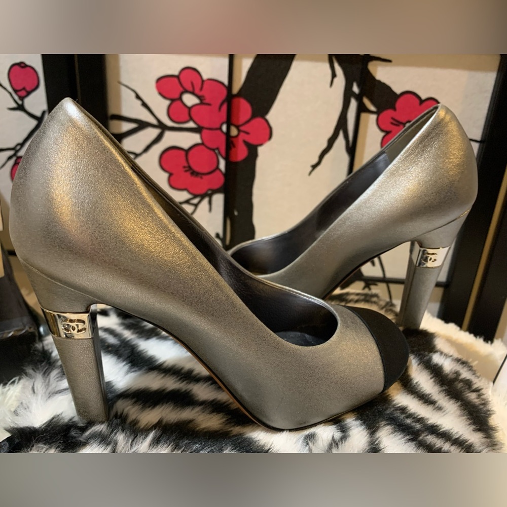 Chanel leather pumps.CC interlocking logo Retail $1200.00 Metallic/Silver/Black - Picture 5 of 6
